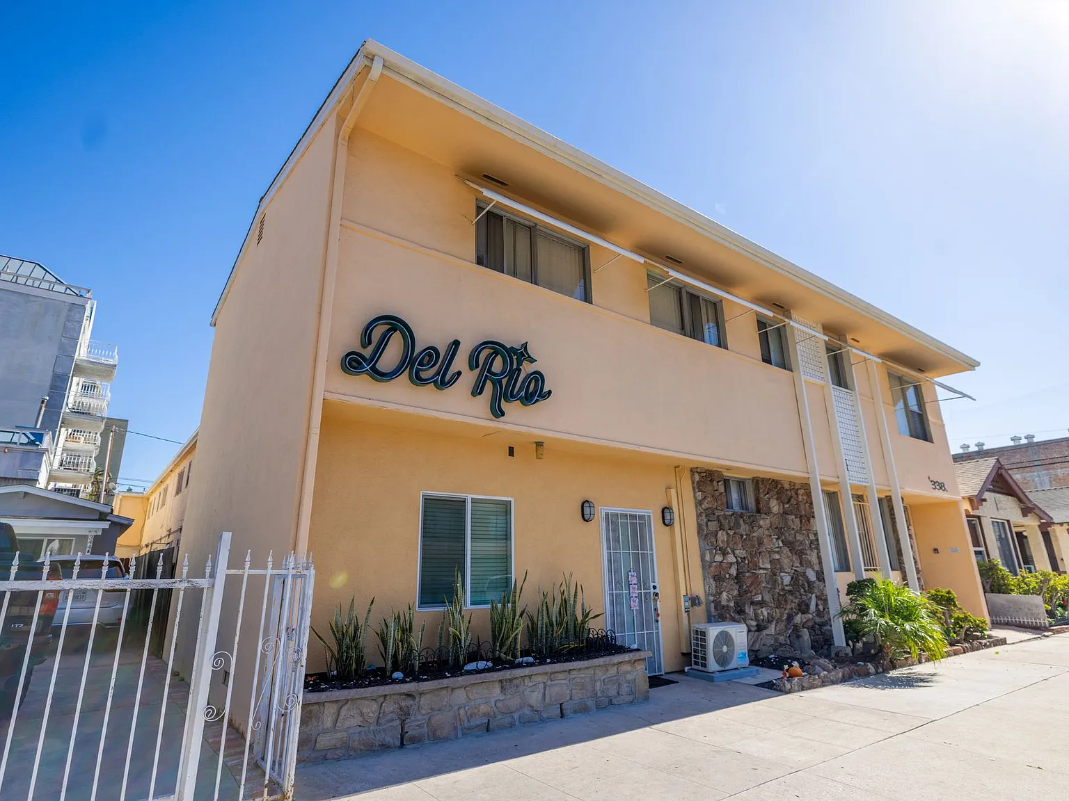 Del Rio Apartments — Photo 2