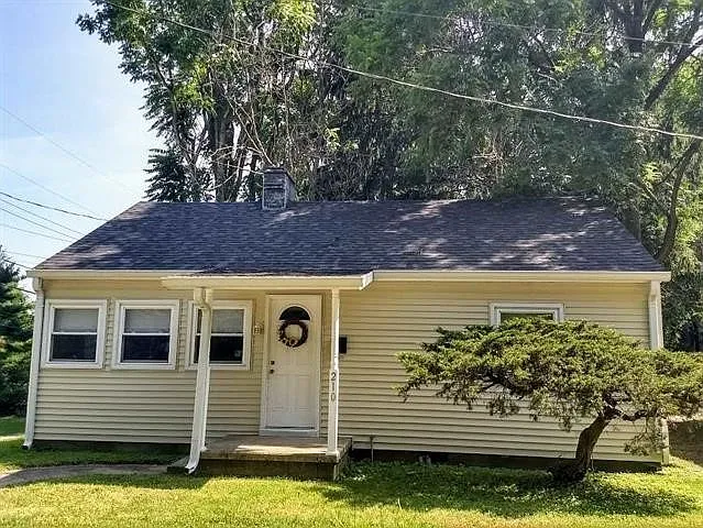 3 bed, 1 bath Home- Available August 2027! — Photo 1