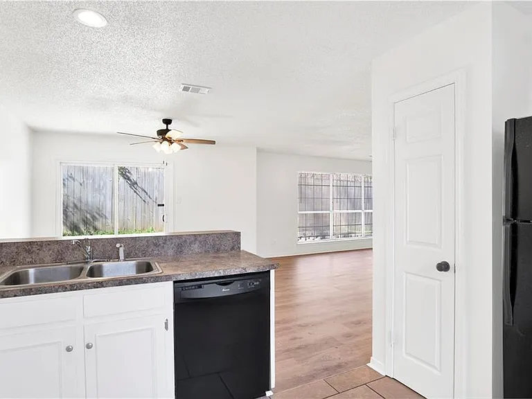5631 Bentley Ln — Photo 13