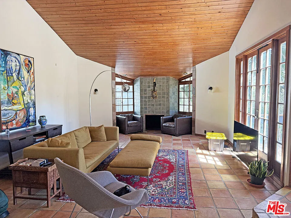 4 bed, 3.0 bath, 3217 sqft, $18,000 — Photo 3