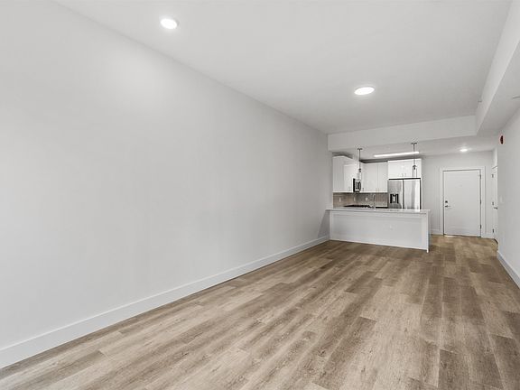 5th image of 412 Whiton St APT 406