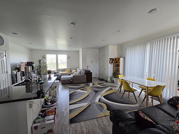 Floor 1 - Living/ Dining Area