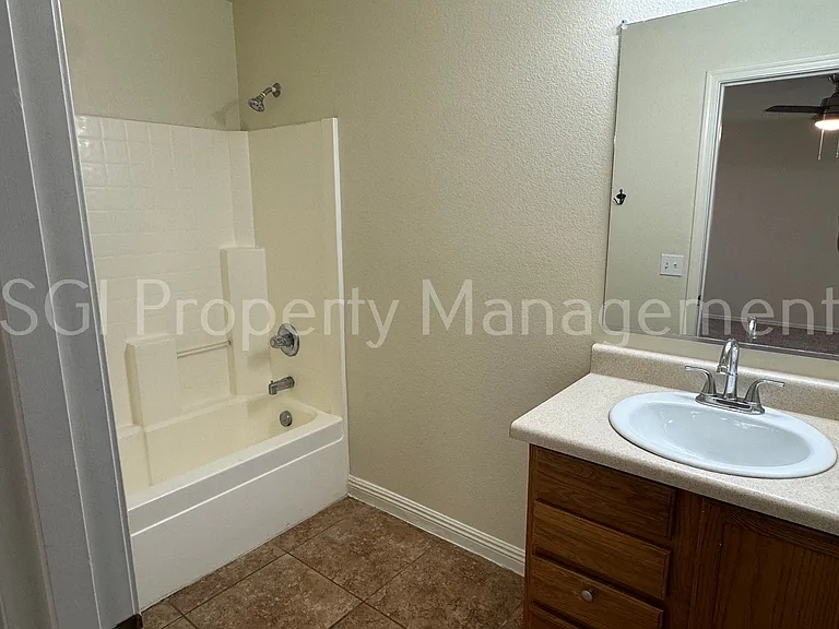 2407 W Mobile Ln — Photo 9