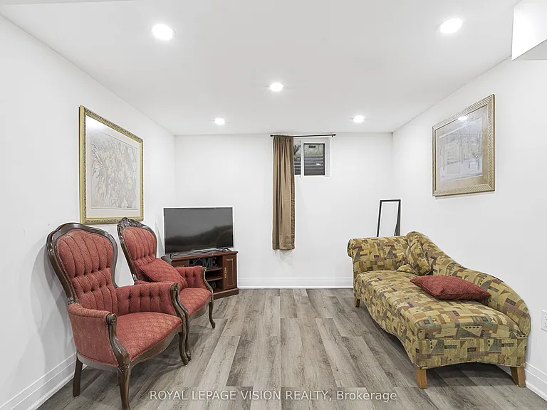 43 Lavinia St N #B — Photo 6