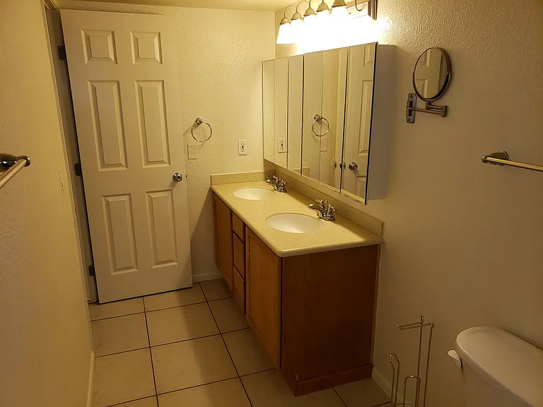 Desert Lakes Apartments — Photo 33