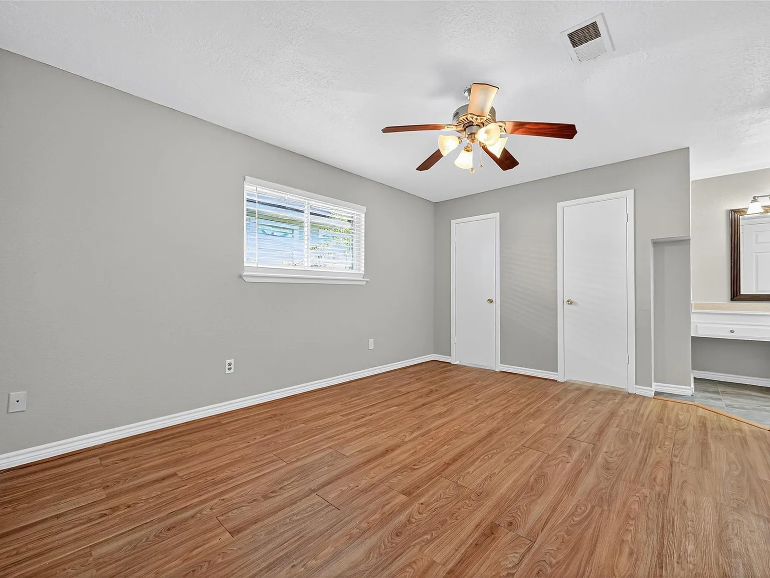 4 bed, 2.0 bath, 1405 sqft, $1,800 — Photo 2