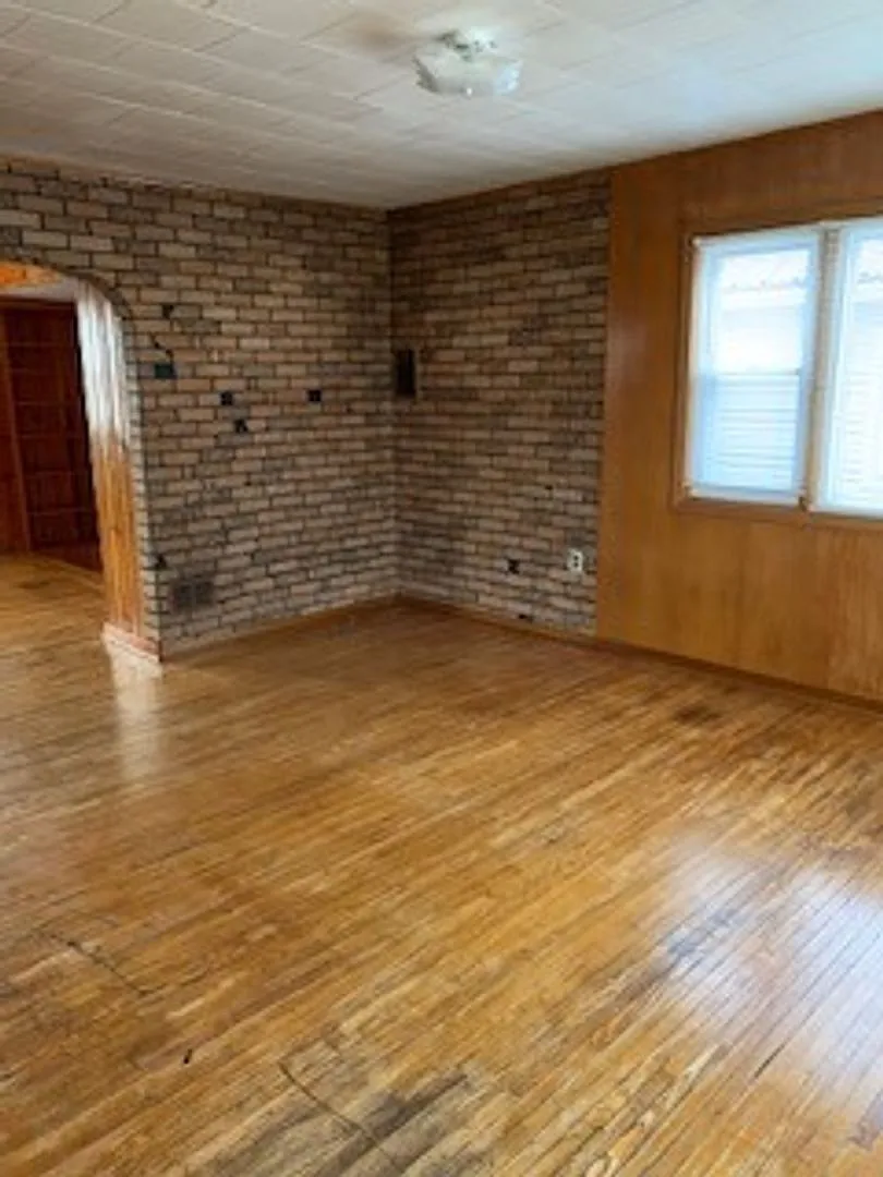 Large 3 BR 2 BA house w beautiful woodwork & Fireplaces!! — Photo 2