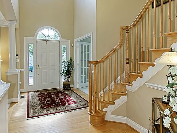 3rd image of 10110 Oakton Dr