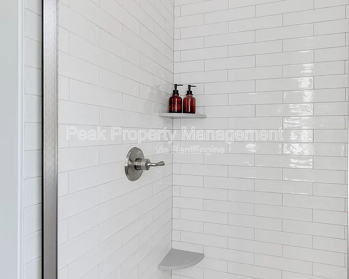211 E 15th St — Photo 35