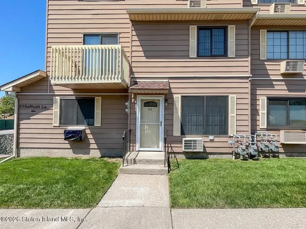 61 Daffodil Ln, Staten Island, NY 10314