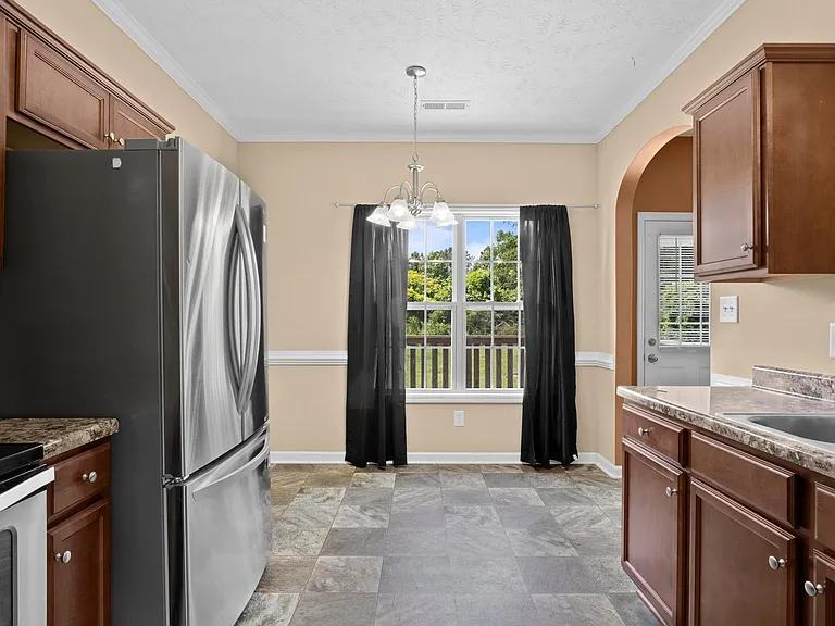 215 Classy Ct — Photo 4