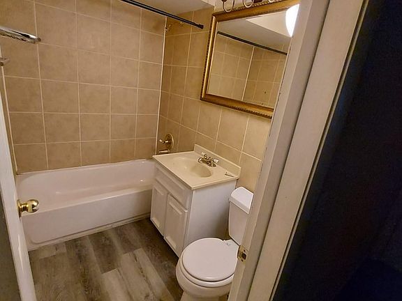 5th image of 568 Pershing Ave APT A