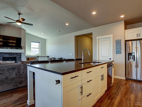 5th image of 1081 NE Sunrise St