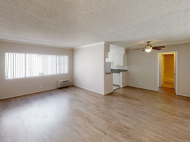 CLN - Collins Apts. — Photo 8
