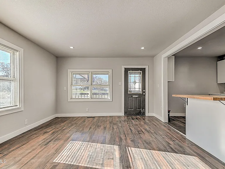 488 Virgil Ave — Photo 7