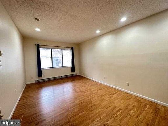 2nd image of 1506 Woodledge Cir