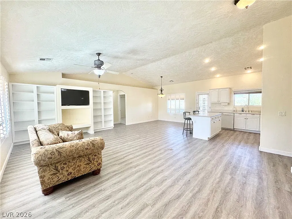 3 bed, 2.0 bath, 1744 sqft, $2,000 — Photo 2