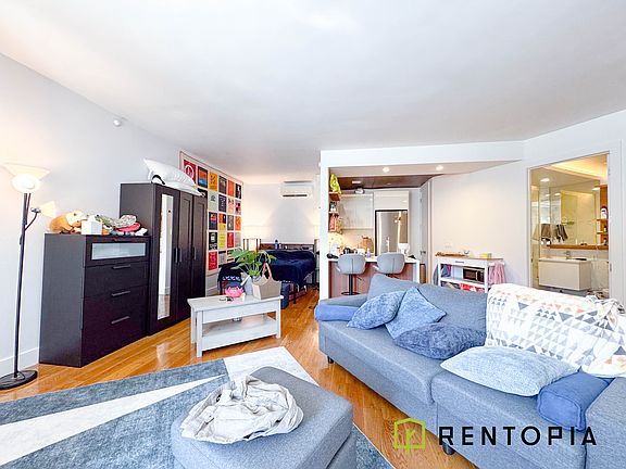 3rd image of 810 Flushing Ave #2C