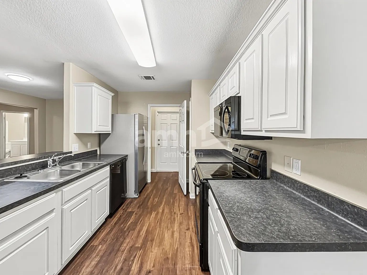 3 bed, 2.0 bath, 1410 sqft, $1,770 — Photo 3
