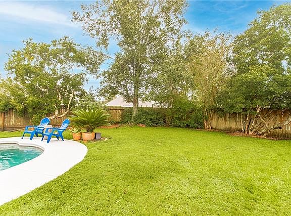 5th image of 926 Crestwood Dr