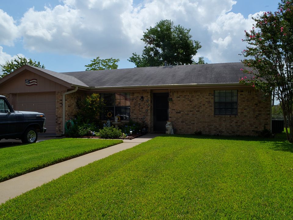 1st image of 902 Lorey Ln