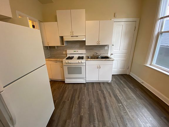 4th image of 872 N Marshfield Ave #2R