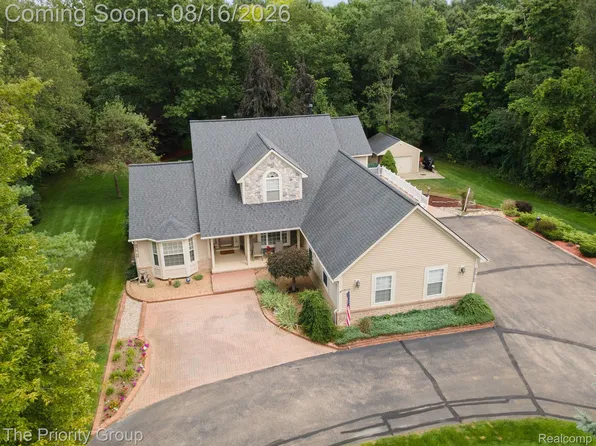 1761 Twin Lakes Blvd, Oxford, MI 48371