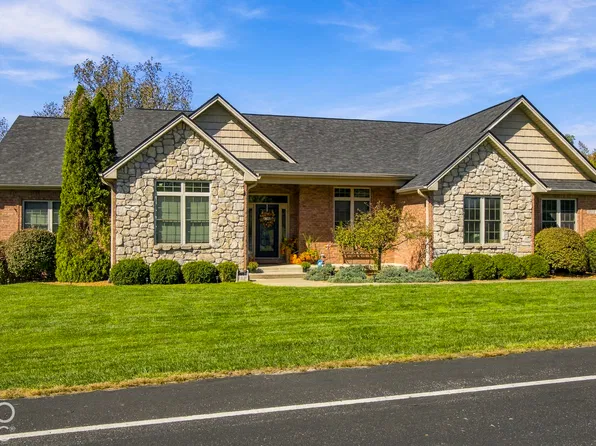 2532 Woodland Farms Dr, Columbus, IN 47201