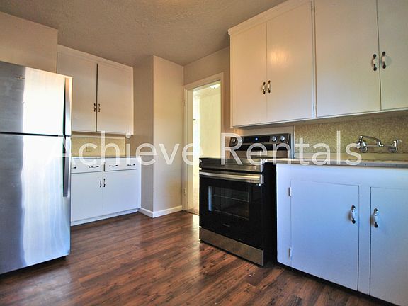 3rd image of 1068 Crescent Dr