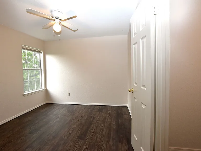 921-923 Sagewood Trl — Photo 4