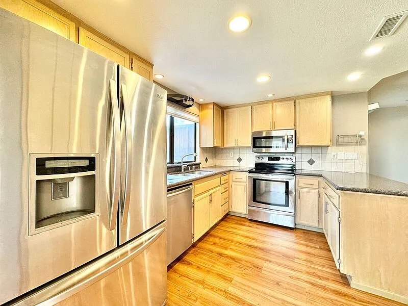 3 bed, 2.5 bath, 1815 sqft, $4,195 — Photo 1