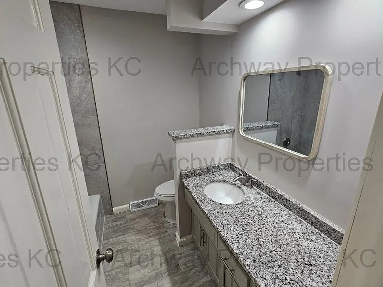 1600 W Elm Ter — Photo 10