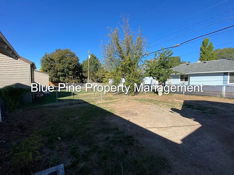 1195 E 15th St — Photo 15