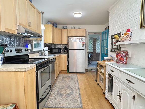 4th image of 1821 Broadway St