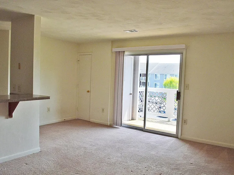 1203 University Terrace Apt. H — Photo 5