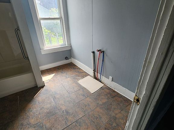 4th image of 713 E 13th St #2