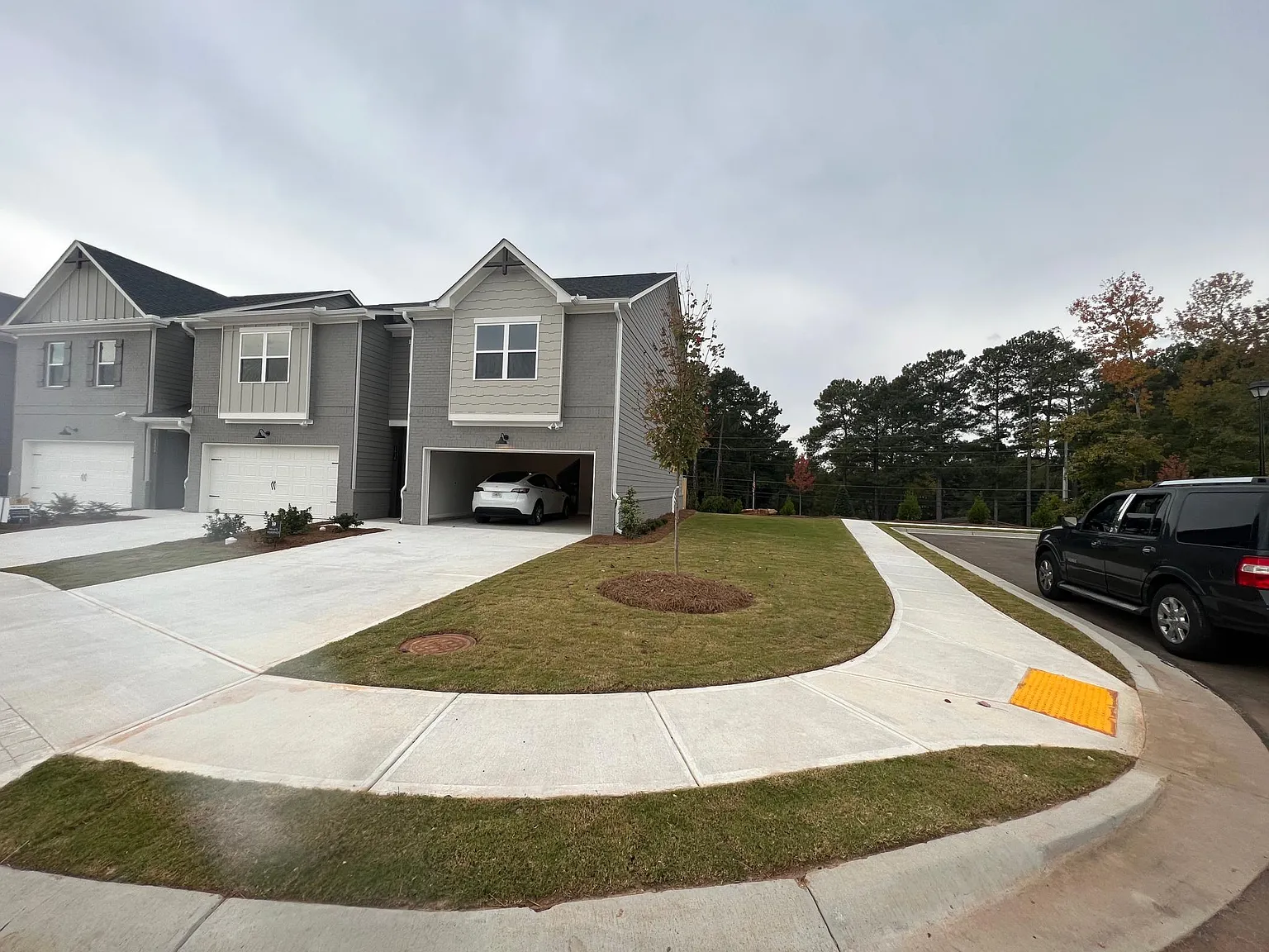 3 bed, 2.5 bath, 2007 sqft, $2,600 — Photo 3