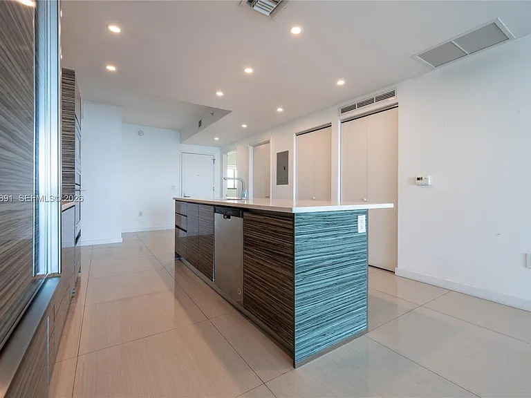 460 NE 28th St #707 — Photo 4