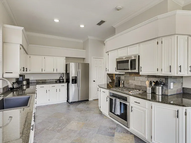 2313 Kingsley Dr — Photo 10