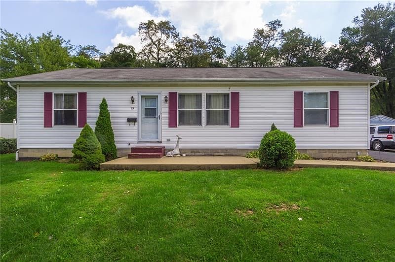Welcome to 29 Hemlock. Neat and tidy curb appeal!
