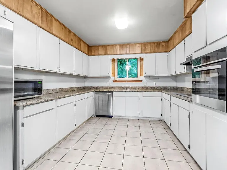 5574 Houston Dr — Photo 3