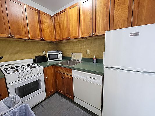 4th image of 344 E 51st St #2