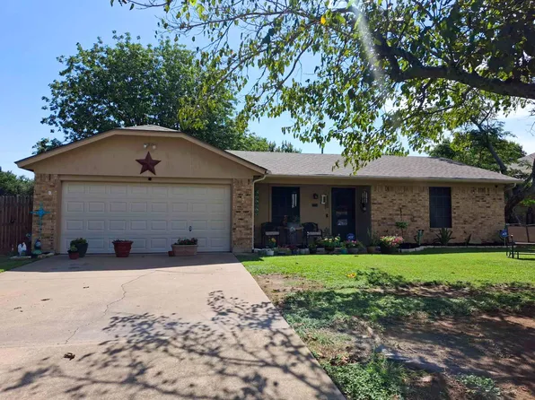 1518 Morningside Dr, Cleburne, TX 76033