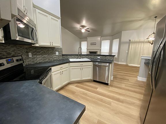 3rd image of 180 Canyon Crest Dr W