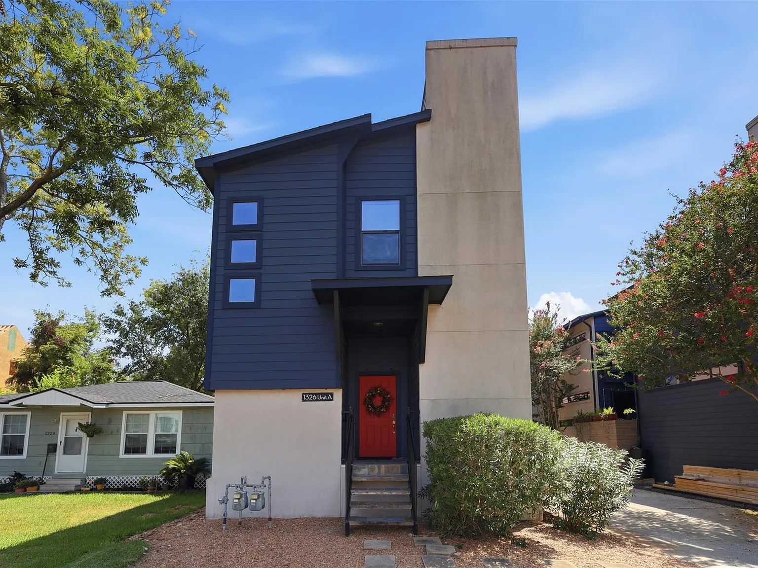 3 bed, 2.5 bath, 2184 sqft, $3,200 — Photo 1