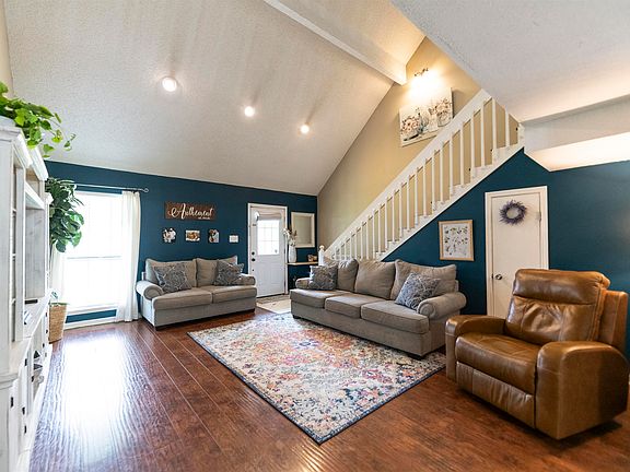 4th image of 253 Lake Crescent Cir