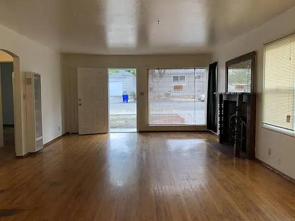 815 Kern St photo 1
