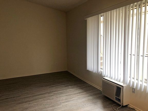 4th image of 2043 N Beachwood Dr APT 9