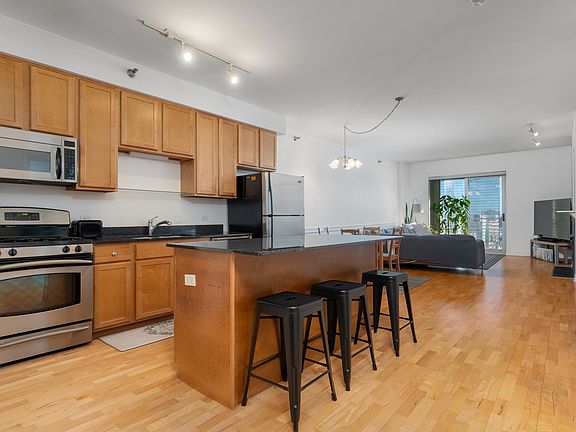 2nd image of 4350 N Broadway Ave #807