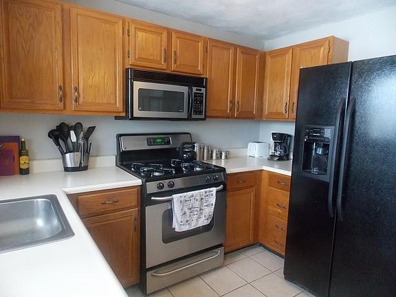 3rd image of 9 Sterling Ln Unit 9